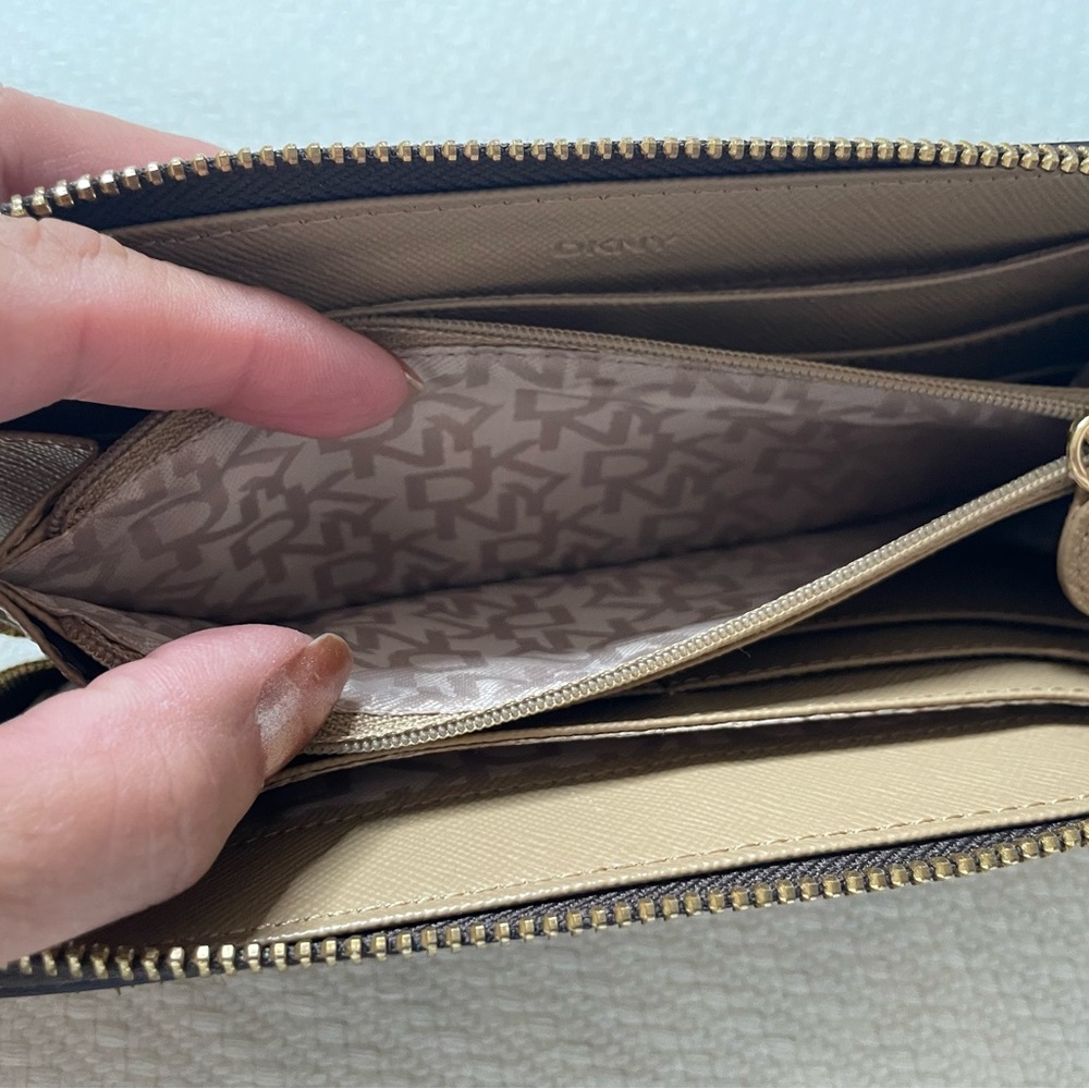 DKNY 100% genuine leather, this wallet is practically new, in great condition! - Picture 7 of 8